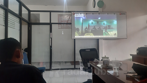 SIDANG AWAL: Bawaslu Tuban menyaksikan sidang putusan pendahuluan di Bawaslu Provinsi yang mengadili KPUK Tuban terkait pelanggaran administrasi. / M. Mahfudz Muntaha