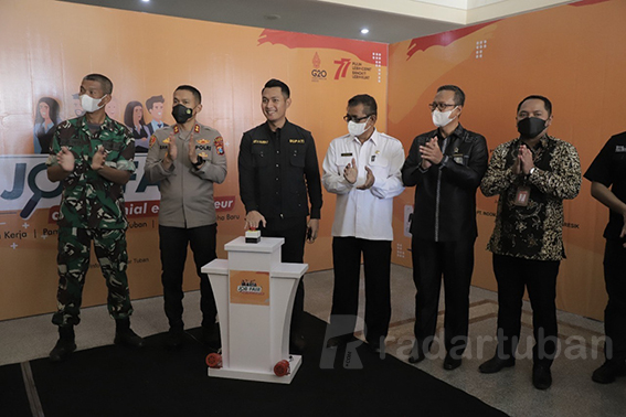 BANGGA: Bupati Tuban Aditya Halindra Faridzky ditemani Kepala Disnakerin Sugeng Purnomo serta forkopimda membuka acara Job Fair and Milenial Entrepreneur di Hotel Mustika kemarin (14/9).