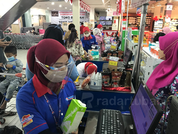 TUNGGU PENCAIRAN: Karyawan salah satu supermarket di Tuban yang menjadi penerima BSU pada tahun lalu. / Yudha Satria Aditama