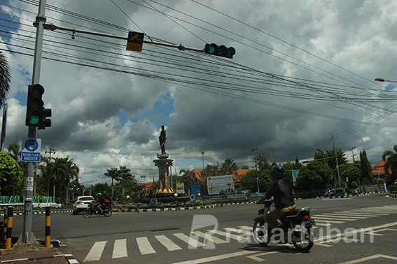 BERPELUANG HUJAN: Awan pekat menutup sebagian langit kawasan Kota Tuban kemarin (6/9). / Yudha Satria Aditama