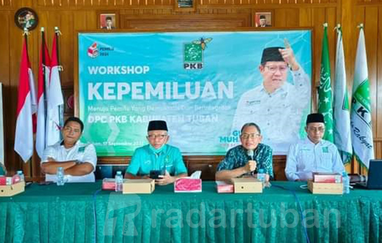 SIAP SAMBUT PILEG 2024: Ketua Dewan Syura DPC PKB Tuban Noor Nahar Hussein dan ketua DPC PKB Tuban M. Miyadi didampingi sekretaris Mirza Ali Manshur serta bendahara Fredy Ardliansyah pada kegiatan DPC PKB Tuban.