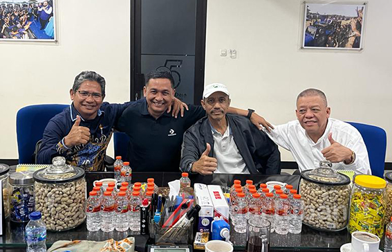 GAYENG SEKALI: Pertemuan bersama Wakil Bupati Riyadi di kantor DPW Partai Nasdem Jawa Timur beberapa pekan lalu.
