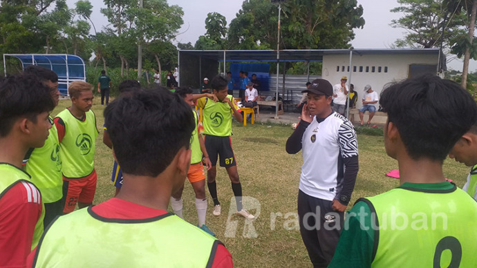 CARI PEMAIN: Seleksi calon pemain Bumi Wali FC di Lapangan Kanjeng City Desa Margosuko, Kecamatan Bancar. / Zakki Tamami