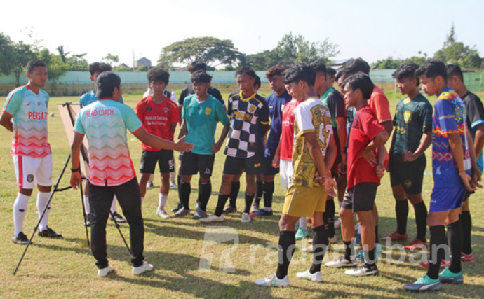 JELANG LIGA 3: Pemain saat mengikuti seleksi Persatu Tuban di Stadion Lokajaya. Kini sudah terseleksi 19 pemain. / Andhika Feriawan
