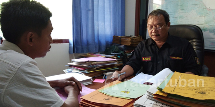 MENCARI KEADILAN: Ari Mulyadi mendatangi kantor BPN Tuban dan ditemui Kasi Penetapan Hak dan Pendaftaran BPN Tuban.