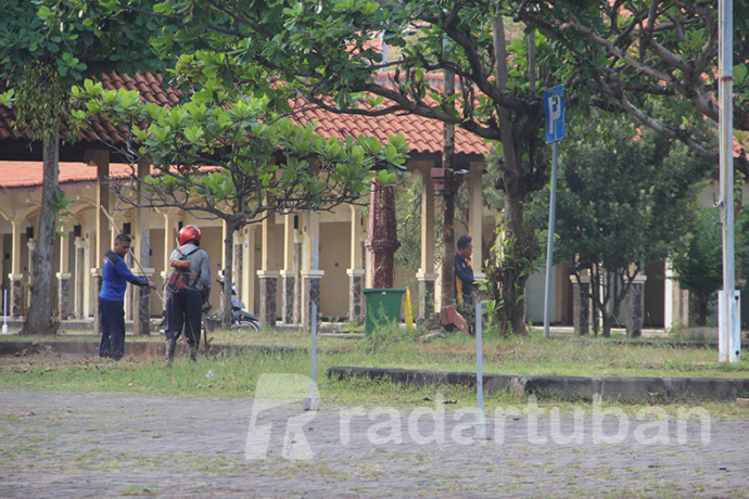 TETAP BERAKTIVITAS: Personel Terminal Kambang Putih tetap membersihkan lingkungan terminal meski kondisinya selalu sepi. / Yusab Alfa Ziqin