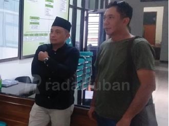MANAJER BARU: Wakil Bupati sekaligus Manajer Tim Persatu Tuban Riyadi disela-sela rapat bersama di KONI Tuban, Senin (19/9) lalu. / Zakki Tamami