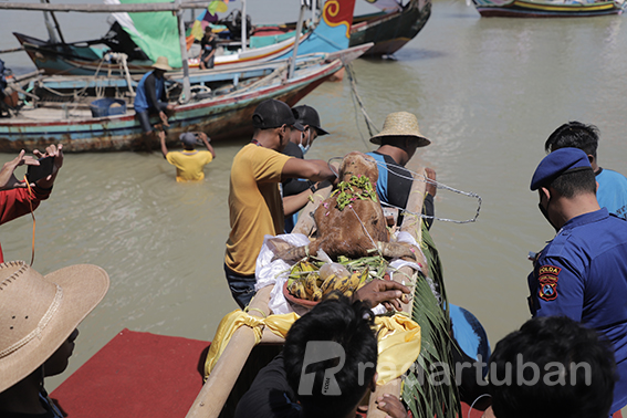 LARUNG SESAJI: Tradisi sedekah laut masyarakat pesisir Kecamatan Sidomulyo, Kingking, dan Karangsari, ketiganya di Kecamatan Tuban yang digelar kemarin (14/9). / Yudha Satria Aditama