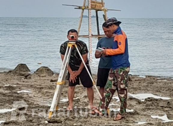 STERILKAN KAWASAN CALON PELABUHAN PRPP: Anggota Pushidrosal AL menyisir dan menyapu ranjau di kawasan pantai Desa Mentoso dan Desa Kaliuntu, ke duanya di Kecamatan Jenu.