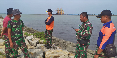 LIBATKAN PASUKAN KHUSUS: Anggota Pushidrosal AL yang dilibatkan dalam penyisiran dan penyapuan senjata artileri di kawasan pantai Jenu.