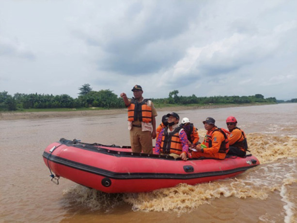 PANTAU POTENSI BENCANA: Para personel BPBD Tuban saat susur sungai Bengawan Solo Januari lalu.