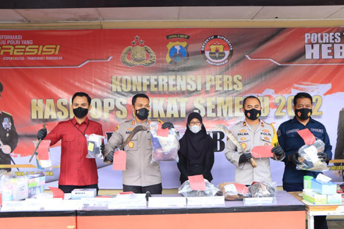 EKSPOS TERSANGKA: Sejumlah barang bukti hasil kejahatan tersangka saat ditunjukkan kepada awak media. / Yudha Satria Aditama