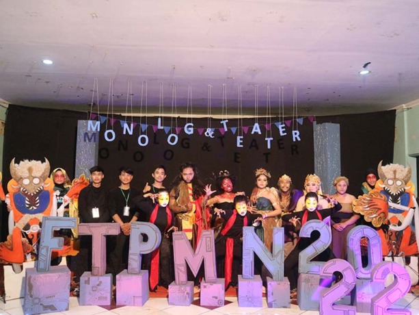 BANGGA: Teater Air Smaga yang menjadi langganan juara pada kompetisi teater nasional. / Yudha Satria Aditama