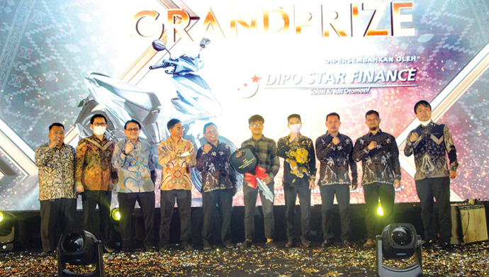 APRESIASI: Juragan Mitsubishi yang beruntung mendapatkan grand prize utama sepeda motor saat acara FUSO Truck Campaign 2022 di Graha Sandiya, Tuban. / Yudha Satria Aditama