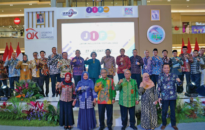 BULAN INKLUSI: Kepala OJK Regional 4 Jawa Timur Bambang Mukti Riyadi foto bersama perserta JIFest 2022.