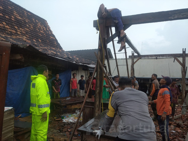 TRAGEDI AWAL MUSIM PENGHUJAN: Petugas mengevakuasi korban tersambar petir di Desa Jatisari, Kecamatan Bancar.