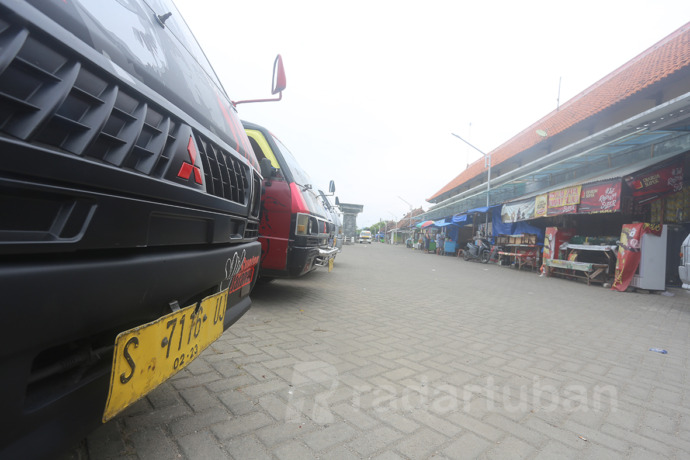 CEMAS: Usman ketika menunggu penumpang di kompleks Pasar Sore kemarin (11/10). / Yusab Alfa Ziqin