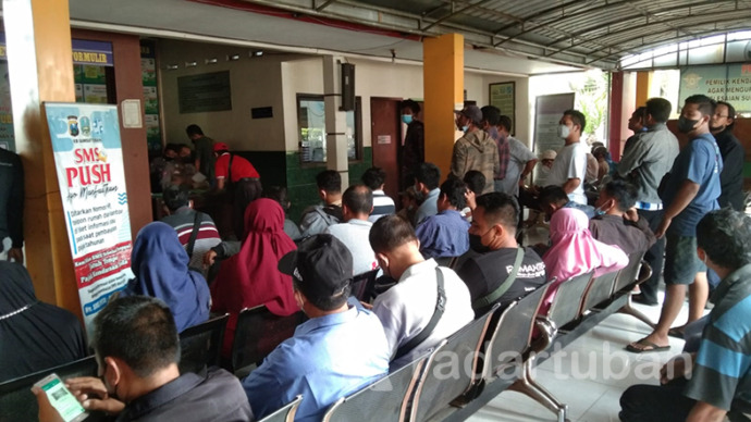 PENUH SESAK: Pelayanan di kantor Samsat Tuban yang dikeluhkan sejumlah warga karena dinilai lamban. / Yudha Satria Aditama