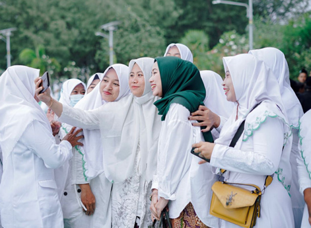 INGATKAN JASA PARA MASAYIKH: Ratna Juwita Sari, anggota DPR RI dari Fraksi PKB (berjilbab hijau) foto selfie bersama laskar santri di Tanah Mas Sport Mangrove Center Tuban kemarin (21/10) pagi.