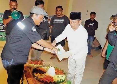 SEMOGA SEMAKIN BERPRESTASI: Manajer Persatu Riyadi menghadiri peringatan hari jadi ke-47 Persatu Tuban di Stadion Bumi Wali kompleks Tuban Sport Center, kemarin sore.