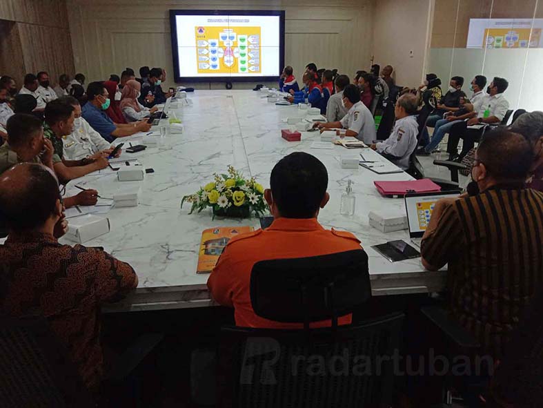 DUDUK BERSAMA: Stakeholder Pemkab Tuban berdiskusi dengan para peserta FGD menyusun RPB dan KRB.