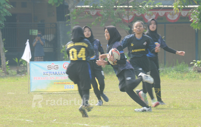 BERPOTENSI: Atlet Rugby tingkat SLTA yang melakukan pertandingan di lapangan Desa Laju Lor, Kecamatan Singgahan, Sabtu (1/10) lalu.