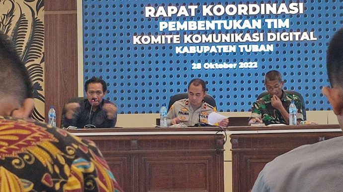 BENTUK TIM KKD: Ketua Harian Komite Komunikasi Digital Jawa Timur Arif Rahman (kiri) menyampaikan paparan di ruang rapat lantai tiga Setda Kabupaten Tuban kemarin (28/10).