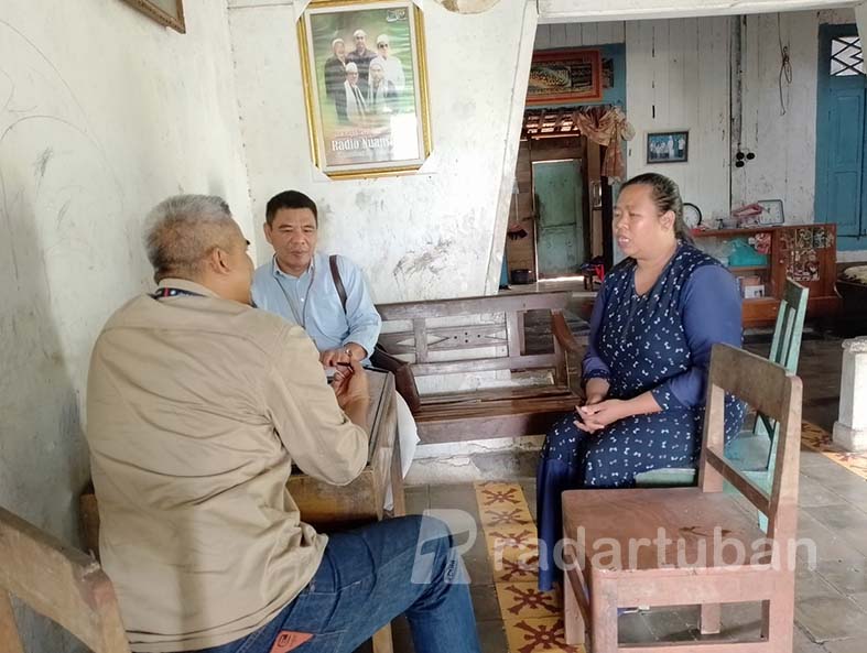 BUKAN JURU TAGIH UTANG: Tim verfak KPUK Tuban didampingi anggota Bawaslu melaksanakan verfak anggota parpol non-parlemen kemarin (20/10). / M. Mahfudz Muntaha