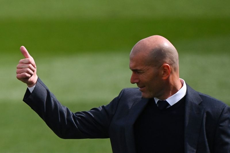 Zinedine Zidane saat masih menjadi pelatih Real Madrid mengacungkan jempol pada laga di Stefano Stadium, Valdebebas, 3 April 2021. AFP/GABRIEL BOUYS