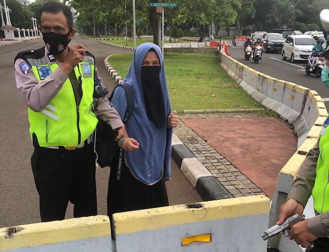 Seorang perempuan diamankan polisi karena menerobos Istana Negara, Jakarta Pusat dan menodongkan senjata api ke arah Paspampres. Peristiwa itu terjadi sekitar pukul 07.00 WIB, Selasa (25/10). (istimewa)