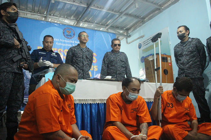 DIBEKUK: Tiga komplotan pengedar sabu-sabu yang beroperasi di Tuban, Bojonegoro, dan sekitarnya saat ditunjukkan di halaman BNNK Tuban. / Yudha Satria Aditama