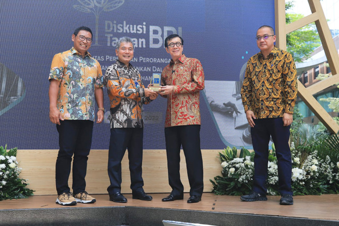 BERSINERGI BANTU UMKM: Direktur Utama BRI Sunarso menyerahkan cenderamata kepada Menteri Hukum dan Hak Asasi Manusia RI Yasonna H. Laoly.