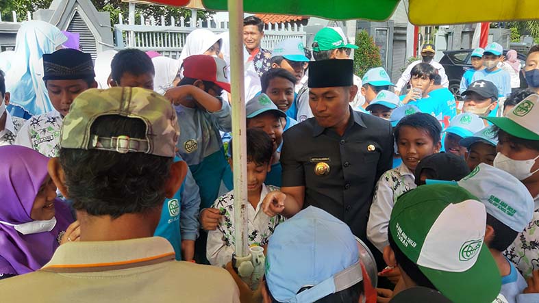 SETELAH TOS, NRAKTIR PENTOL: Usai Sidang Paripurna kemarin (9/11), Bupati Tuban Aditya Halindra Faridzky tanpa pengawalan keluar Gedung DPRD Tuban untuk mendatangi anak-anak yang sedang menyambut iring-iringan pataka Hari Jadi Tuban. Lokasinya di sisi sel