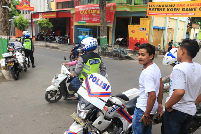 SEBELUM ATURAN BARU: Petugas Satlantas Polres Tuban saat masih aktif menjaring pelanggar lalu lintas dengan patroli. / Yudha Satria Aditama