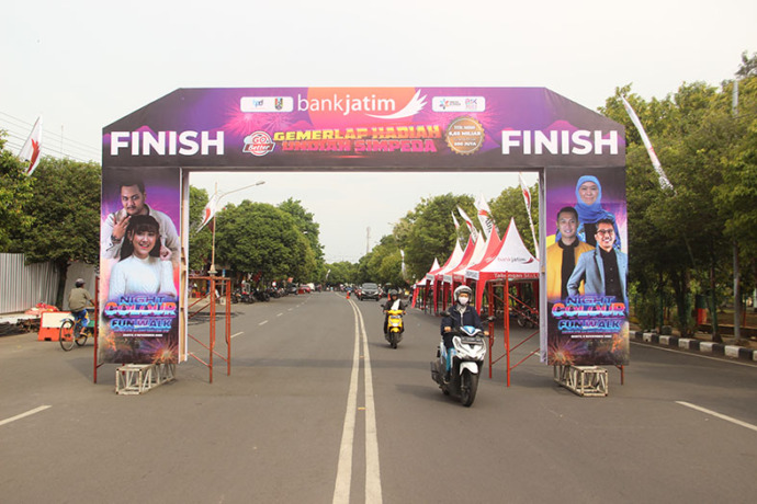 DIPERKIRAKAN SEDOT RIBUAN PESERTA: Gapura garis finish di Jalan Sunan Kalijaga yang sudah terpasang sejak H-1 penyelenggaraan acara. / Andhika Feriawan