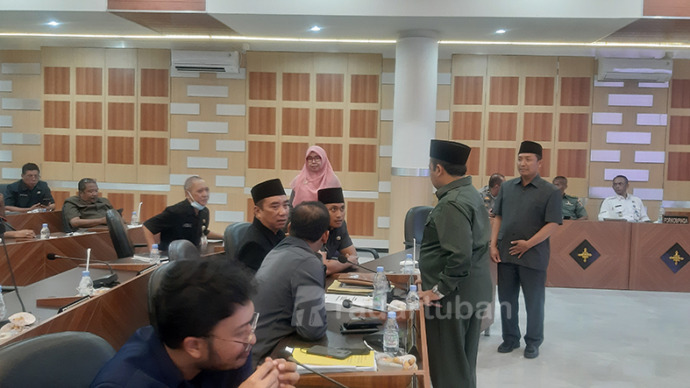 BATAL DIGELAR: Bupati Tuban Aditya Halindra Faridzky berkomunikasi dengan dua pimpinan DPRD Tuban yang hadir dalam rapat paripurna kemarin (2/11). / M. Mahfudz Muntaha