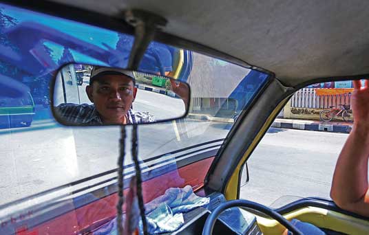 DIPERHATIKAN PEMERINTAH: Salah satu sopir angkutan kota masuk dalam data penerima BLT BBM. Bantuan akan segera dicairkan. / Yudha Satria Aditama