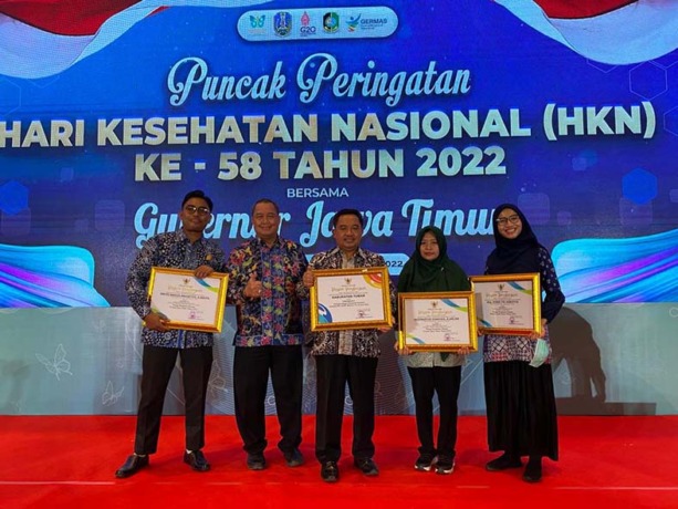 MEMBANGGAKAN: Kepala Dinkes P2KB Tuban dr. Bambang Priyo Utomo (tengah) bersama peraih juara tenaga kesehatan teladan usai menerima penghargaan.