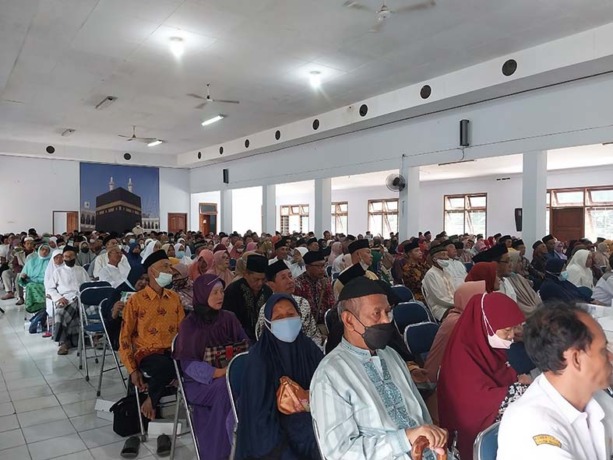 BERHARAP BERANGKAT TAHUN DEPAN: Sebanyak 500 orang CJH yang tunda berangkat tahun ini diberikan pengarahan di Asrama Haji Tuban. / M. Mahfudz Muntaha