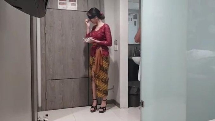 Polisi tangkap dua pemeran video mesum wanita kebaya merah yang direkam dalam kamar hotel di Jalan Sumetera, Surabaya. (detik.com)