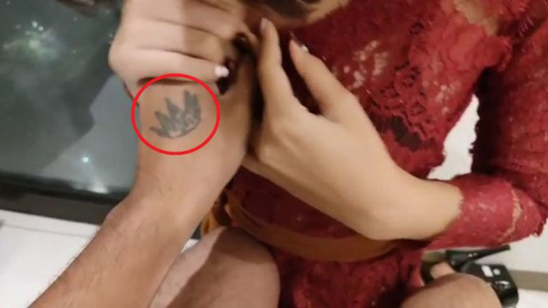 Terungkap si pemeran pria dalam video syur perempuan kebaya merah punya tato mahkota di tangan kirinya. (ISTIMEWA)