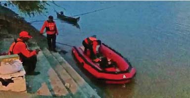 UPAYA PENCARIAN: Petugas menyusuri sekitar titik hilangnya korban di Bengawan Solo, Desa Simorejo, Kecamatan Widang kemarin (8/11).