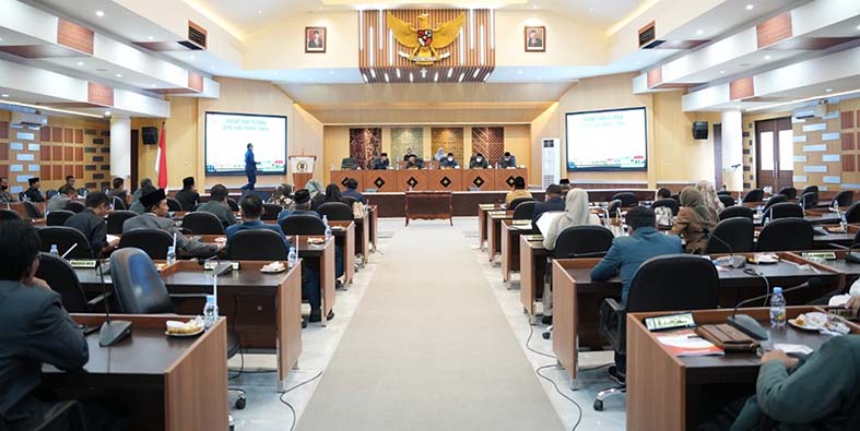 PEMBAHASAN BERSAMA: Anggota DPRD Tuban bersama organisasi perangkat daerah (OPD) saat rapat paripurna tentang raperda dan RAPBD 2023 sebelum disetujui DPRD dan bupati.