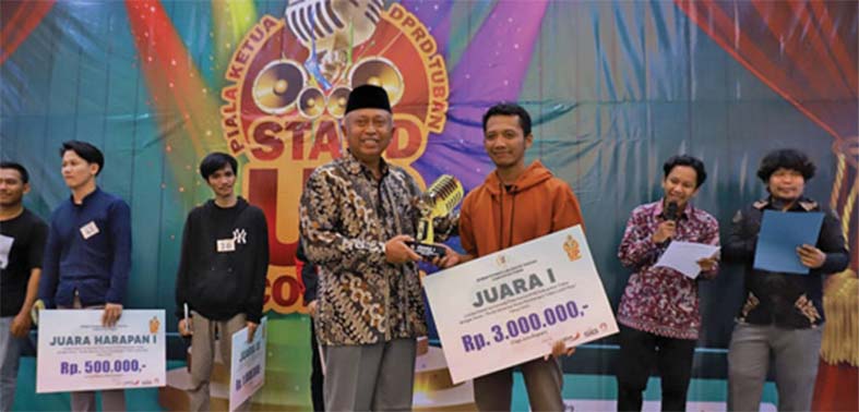 SELAMAT: Ketua DPRD Tuban M. Miyadi memberikan hadiah kepada juara satu lomba Stand Up Comedy Piala Ketua DPRD Tuban.