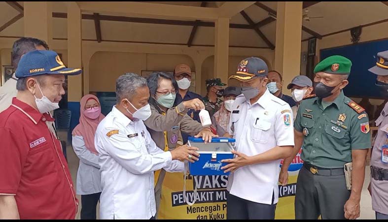 KOLABORASI: Kepala DKP2P Tuban Eko Arif Yulianto (paling kiri) menghadiri acara penyerahan vaksin PMK dari Asisten Pemerintah Perekonomian dan Pembangunan Pemkab Tuban Endro Budi kepada Camat Tuban Dani Ramdani pada Akhir Juni lalu.