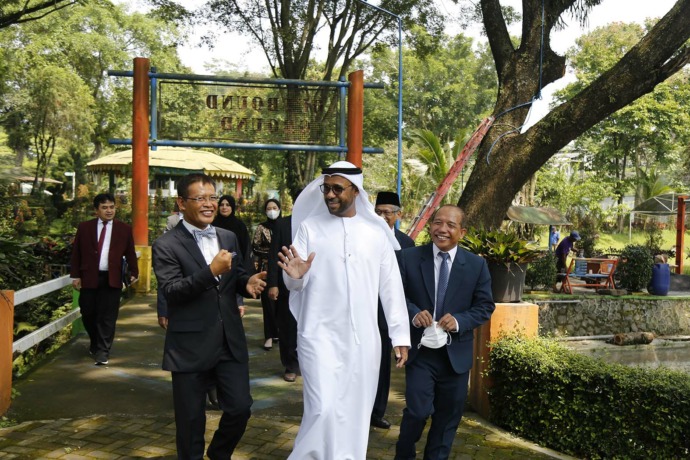 BERI PENCERAHAN: Rombongan rektor dan wakil rektor UMM bersama Dubes UEA memberikan orasi ilmiah di hadapan wisudawan UMM.