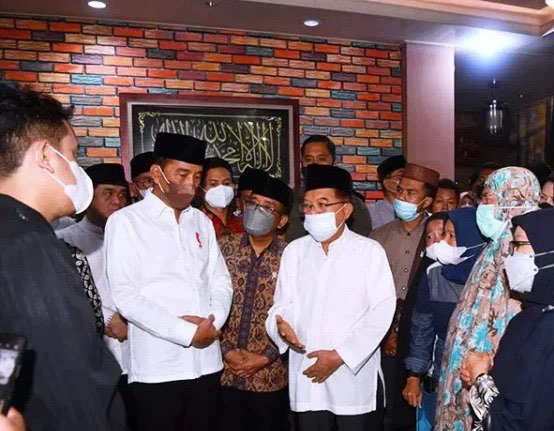 Presiden RI Joko Widodo bertakziah ke rumah duka mantan menteri Agraria dan Tata Ruang/kepala Badan Pertanahan Nasional (ATR/BPN) Ferry Mursyidan Baldan di Jakarta Barat, Jumat malam. (dok ANTARA)