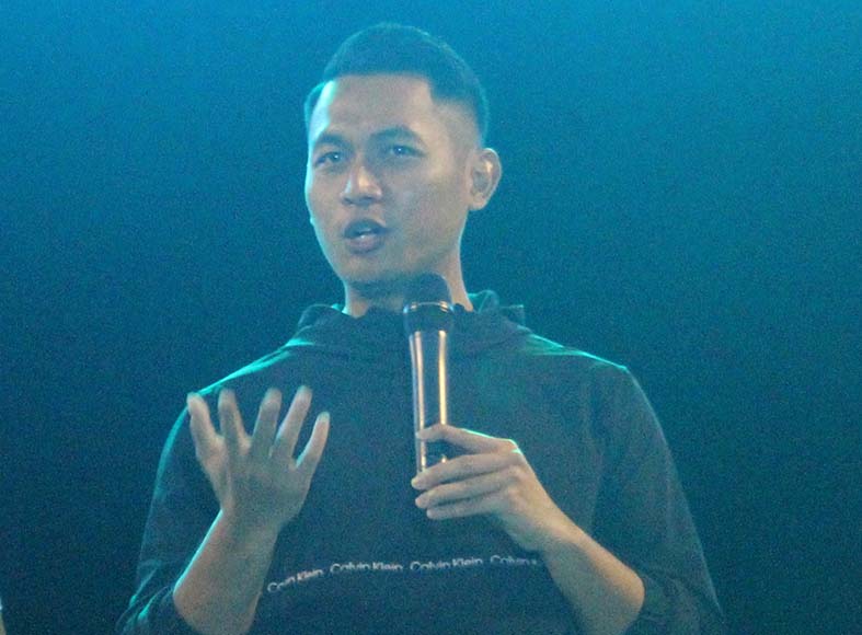 MENYAPA MASYARAKAT: Bupati Tuban Aditya Halindra Faridzky saat membuka Porkab VII dan Peparkab I. Pada acara tersebut dia mengklarifikasi hubungannya dengan Happy Asmara hanya gosip. / Andhika Feriawan
