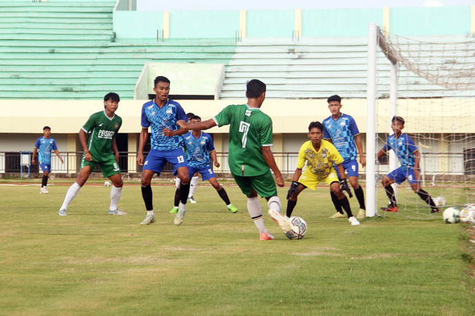 MASIH TAK JELAS: Skuad tim Persatu Tuban saat uji tanding di Stadion Bumi Wali. Ketidakjelasan jadwal kompetisi membuat pemain diliburkan.