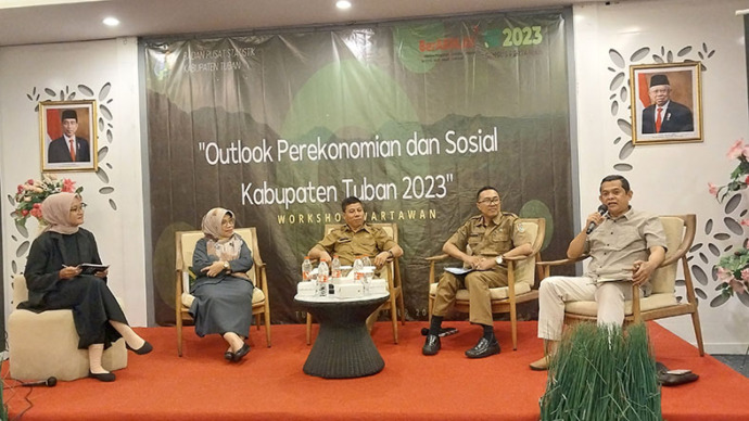 OPTIMIS MENATAP 2023: Dari kiri, Kepala BPS Tuban Eko Mardiana, Kepala Bappeda Litbang Tuban Agung Tri Wibowo, Kabid Informatika, Statistik dan Persandian Diskominfotiksan Tuban Abdul Afif, serta Pemred Jawa Pos Radar Tuban Dwi Setiyawan. ( M. Mahfudz Mun